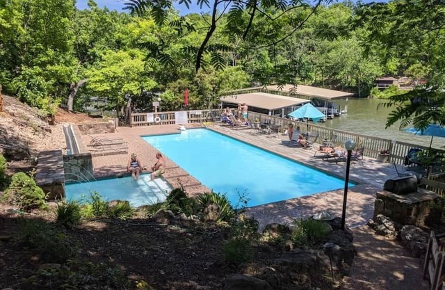 Cozy villa right on the lake w/ access to pools, hot tubs, and so much more!