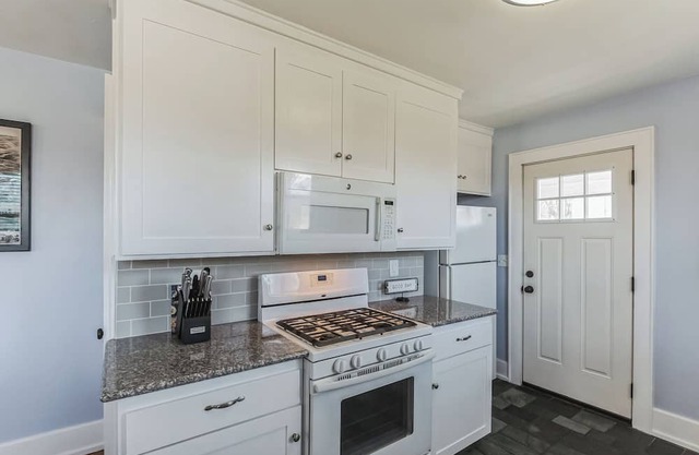 Bluebird Bungalow – Chic 2 BDR Home in a Quiet Neighborhood! 10 Min to Downtown