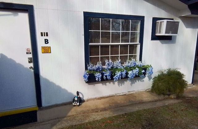 Cozy studio with all the comforts of home bordering downtown Durant