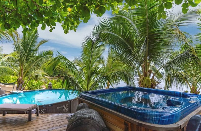 Beachfront 4BR Home with pool in Moorea