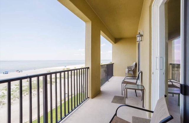 #722 Beachfront 2 bed unit in Henderson Point!