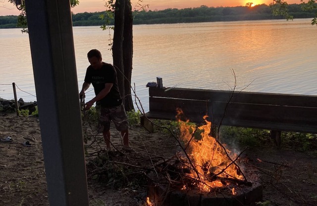 Family-friendly on lake 2-bedroom cabin in delightful Havana with WiFi, AC