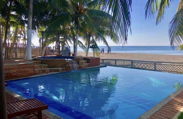 Casa frente a la playa a pocos metros del pueblo de Monterrico con privacidad.