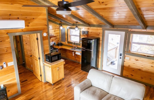 Suspended SkyView Cabin Near RRG