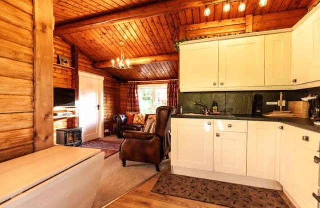 Cozy Mountain 2 Bed Log Cabin - Near Zip World
