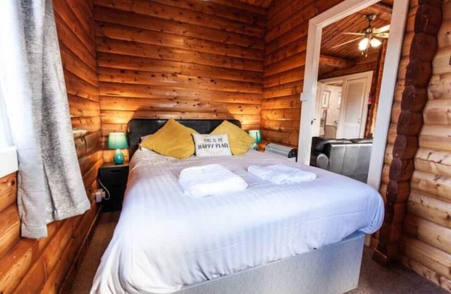 Mountain View 3 Bed Log Cabin in Snowdonia