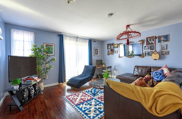Charming Duplex Retreat 15 Mins to Manhattan