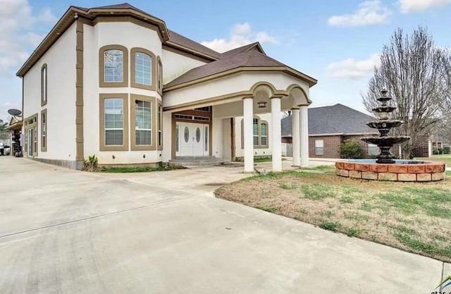 Mini Mansion 5-bedroom house in lovely Whitehouse with WiFi, Sauna, etc.