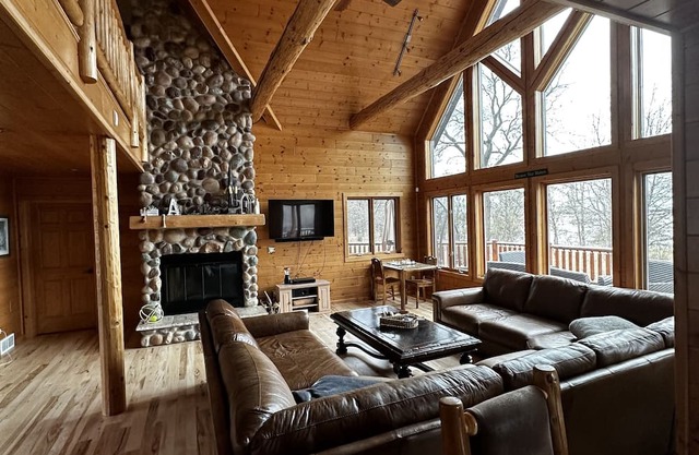 Spacious 6-bedroom lake house on lake Petenwell in Necedah with AC, WiFi