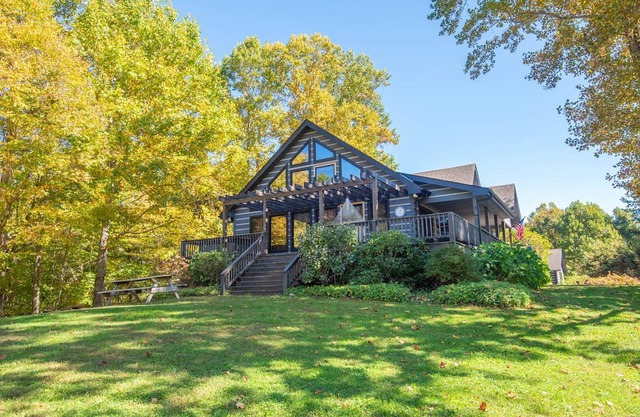 Todd Lodge and Cottage - Secluded with Beautiful Mountain Views