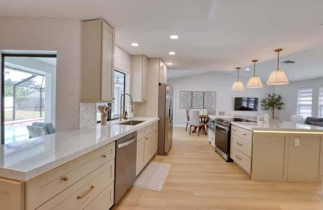 Beautiful Palm River 3BR Gem Retreat
