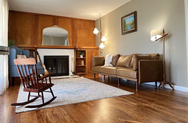 Brownsburg, Indiana Historic Home- Close to Lucas Oil track, dining, shopping!