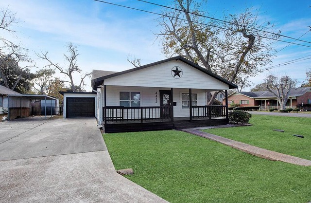 4-Bedroom, 2-Bath House with Pool in Groves, TX
