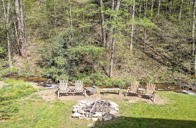 Cozy Creekside Retreat!