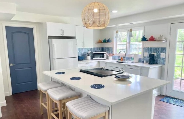 10 min to Speedway! Large Home, Desirable Area!