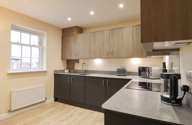 21C SAVILLE ROAD, country holiday cottage in Walton-On-The-Naze