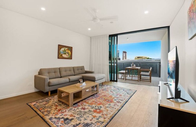 Excellent location Luxury 2BR apt w/carpark