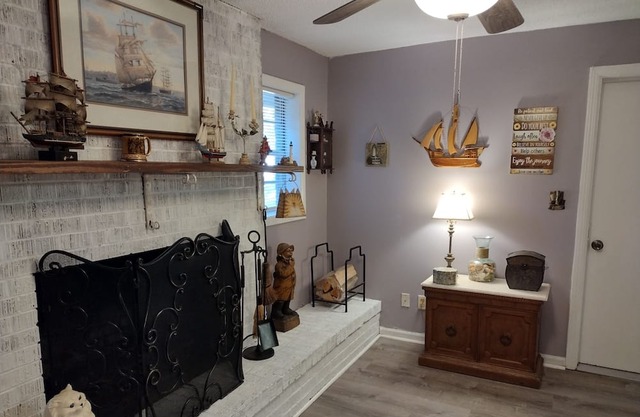 Shady Oaks Retreat Pet Friendly in the Heart of Brunswick