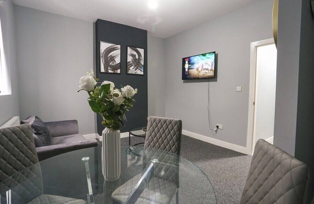 Luxury 2-Bedroom Apartment Near NEC/Airport/City