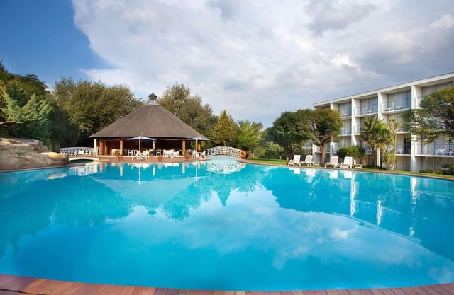 A Haven of Comfort & Convenience: Pool View, Shuttle Service and Free Parking!