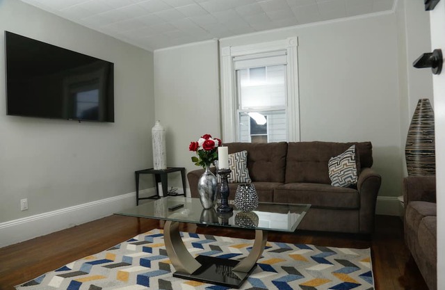 Cozy Luxurious Lynn Apartment, nearby historic Salem, MA, Boston, MA & more!