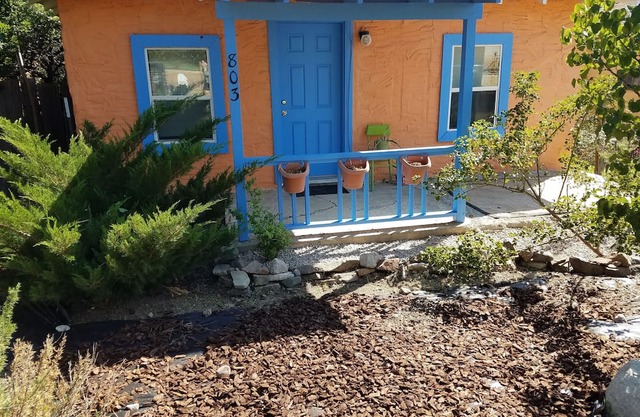 Boho bungalow in Silver City historic district. 5 minute walk to downtown & WNMU
