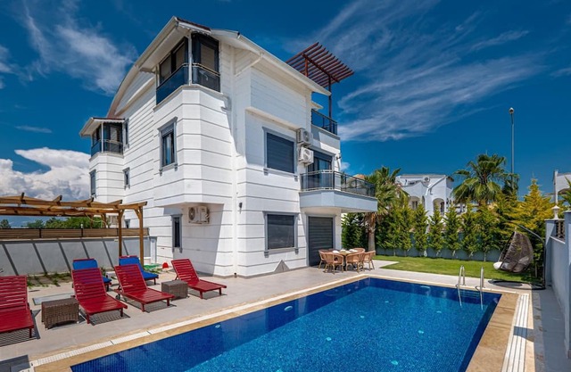 Villa With Jacuzzi, Private Pool, Garden in Serik
