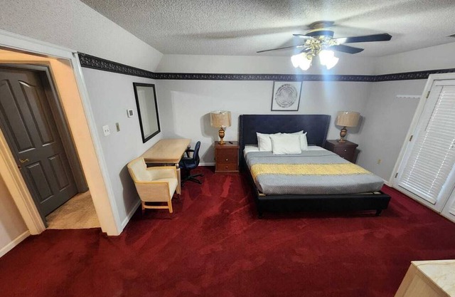 Southern Large Lake Front Custom Estate, Sleeps 16