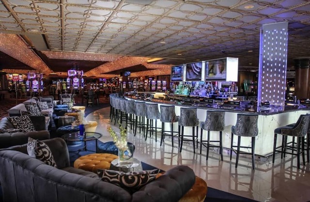 5 minutes to the theme park! Family-sized condo with game room & deck