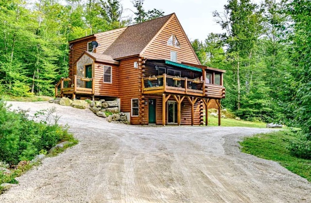 Luxury Woodland Retreat with both lake/ski slope access, Yr home away from home
