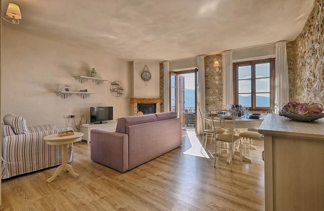 Apartment 'Il Grano' with Lake View, Private Terrace and Wi-Fi