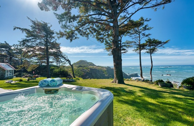 Pirate Cove Retreat - Epic Ocean Views, Beach Path
