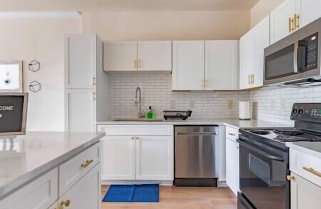 *Retreat With Patio And Gym & Pool + Parking*