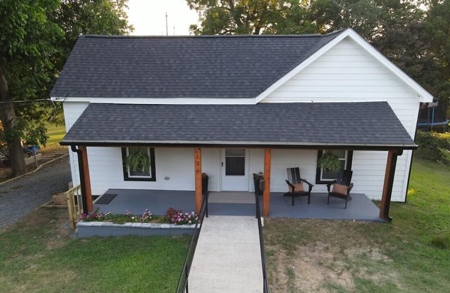 COZY Downtown FORT MILL...1/2 block to MAIN STREET Restaurants* (3 bd, 2 ba)