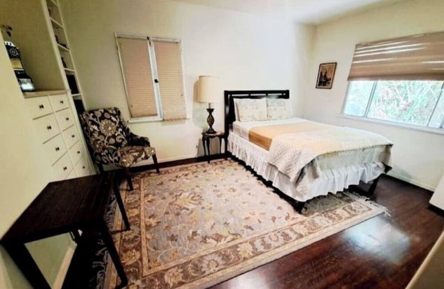 Italian Villa 3br/2BA Large house+ walk to beach