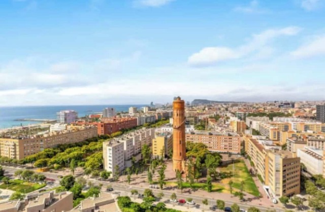 Elegant 4-Bedroom Penthouse with Terrace, Sea Views