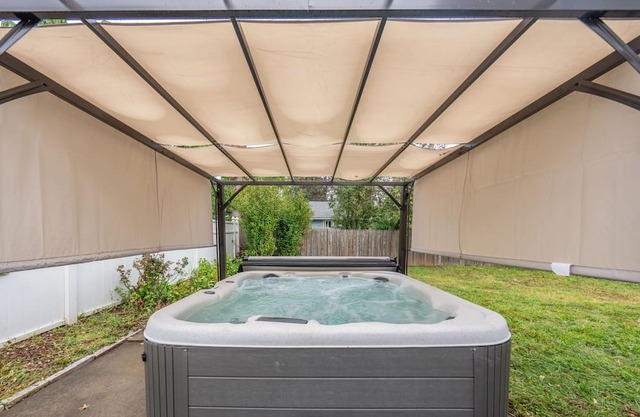 Family Hot Tub Retreat - 10 Guests - Foosball - Smart TV