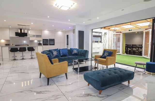 FALCON BAL HOUSE, pet friendly, with a garden in Farnborough