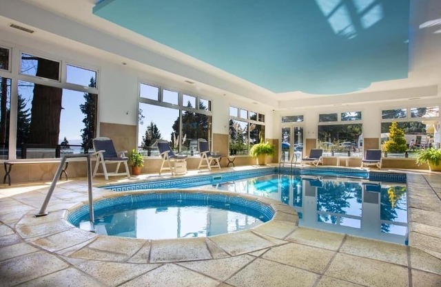 Room with Lake & Mountain Views, Indoor Heated Swimming Pool - Near Attractions