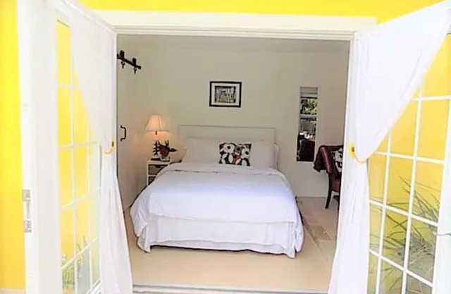 Charming 1-bedroom Cottage in downtown FT. Lauderdale with pool and backyard.