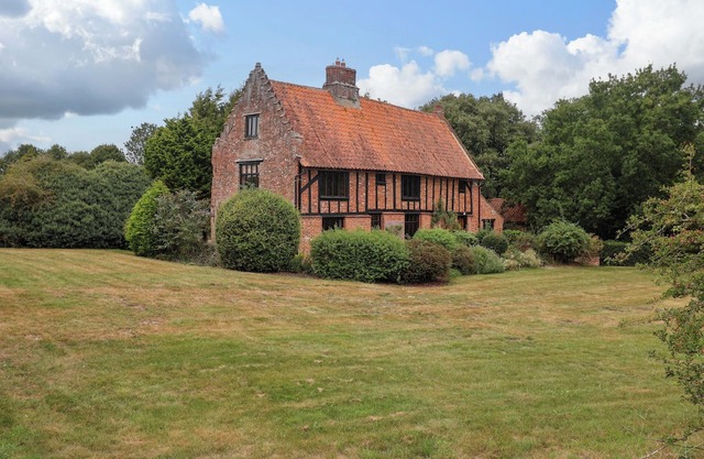 KEIRS COTTAGE, family friendly, with open fire in Beccles