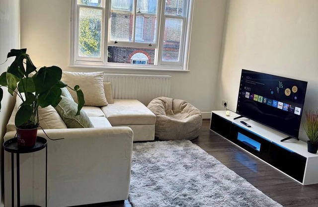 2Bed Apartment-Sleeps 4, Pets Ok & Balcony