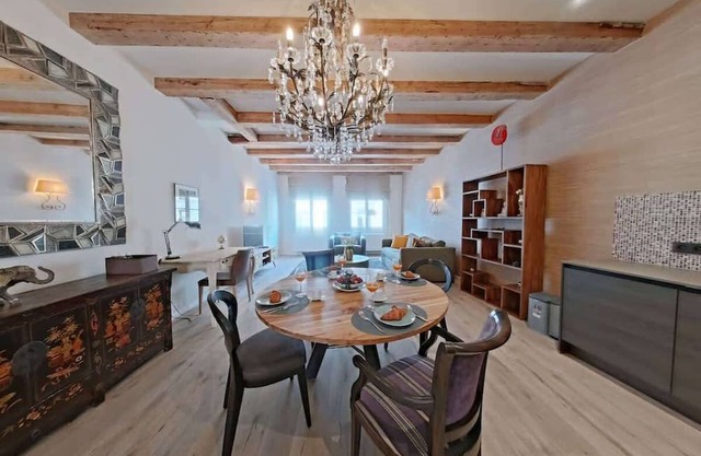 Grand Place Escape, spacious 2BR with Charm