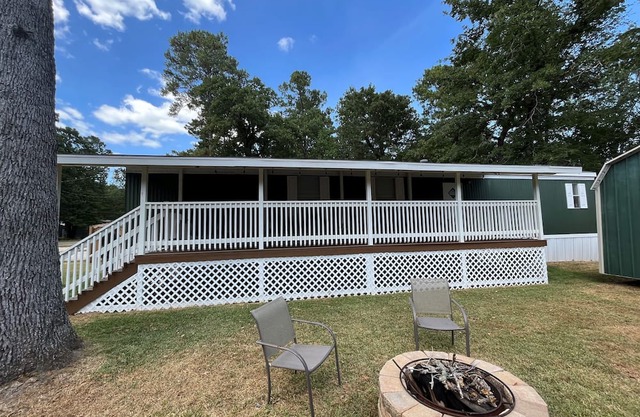 Charming 2-bedroom 2-bath cabin in Point Blank with lake access