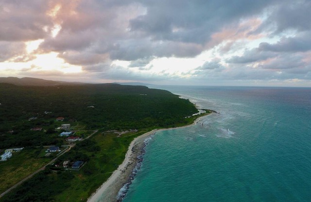 6-bedroom half house in Duncans Bay with AC, Security and manager on duty 24/7