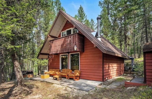 Dorothy in the Woods | Fire Pit | Fireplace | Yard