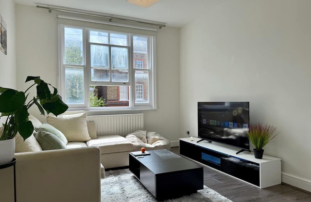 Spacious 2-Bedroom Luxury Apartment in Islington. Pet friendly !