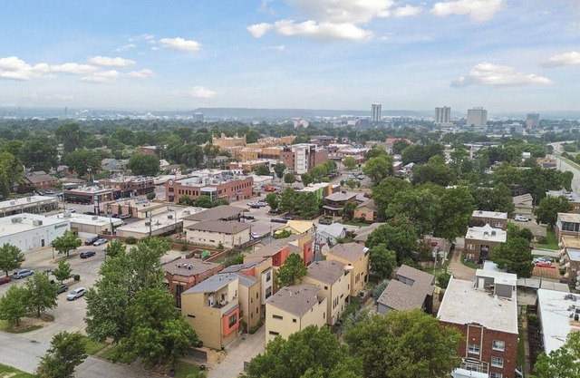 Luxury 3-Story Urban Condo on Cherry Street in Tulsa. 5min to BOK Center