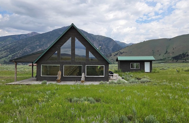 Enchanting 3-bedroom cabin in Cameron Near Yellowstone National Park.