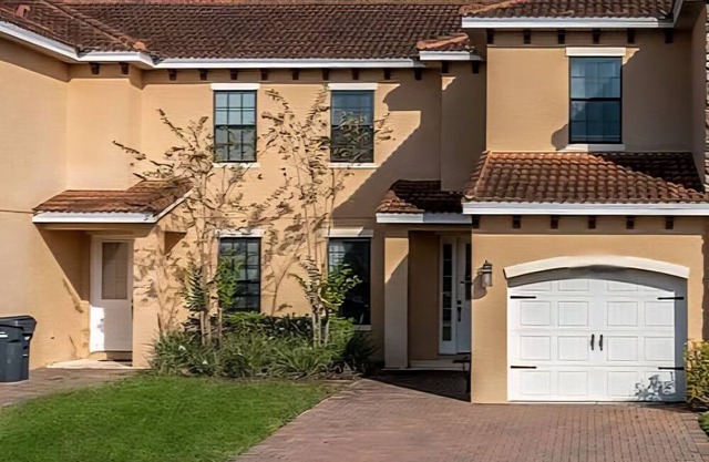 3-bedroom townhome in tranquil Poinciana with fitness room, AC